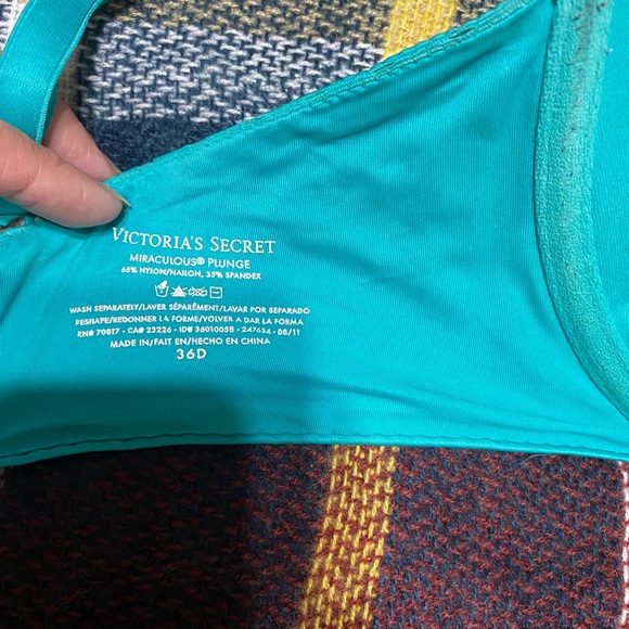 Victoria Secret Miraculous Plunge Bra - Picture 3 of 4